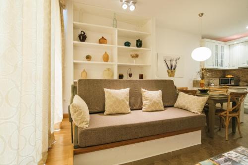 a living room with a couch and a dining room at La Casa dels Abeuradors in Gandesa
