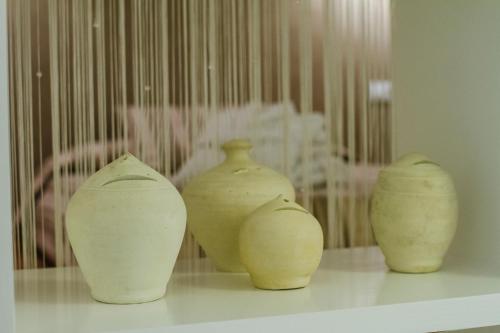 a group of three vases sitting on a shelf at La Casa dels Abeuradors in Gandesa