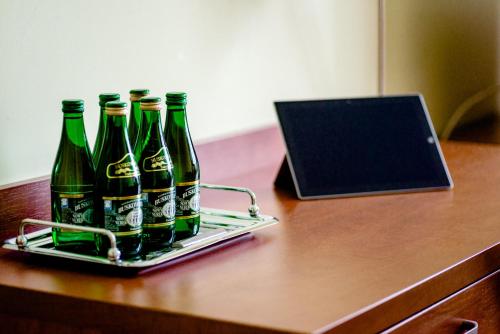 four bottles of beer in a tray on a desk at Hotel Stal in Stalowa Wola