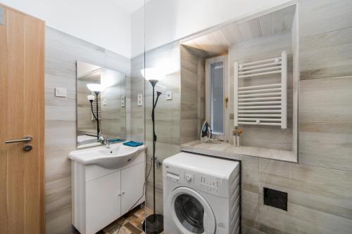 ブダペストにあるElisabeth 21 Apartmentのバスルーム(洗濯機、シンク付)