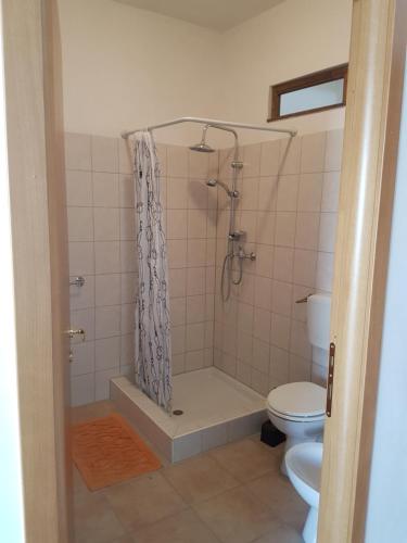 マルターノにあるBBda Fabioのバスルーム(シャワー、トイレ付)