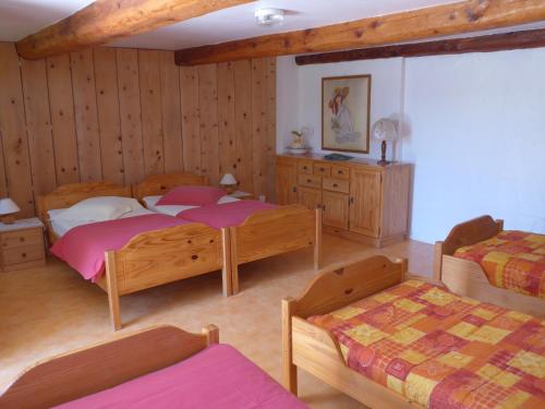 Ένα ή περισσότερα κρεβάτια σε δωμάτιο στο Gite d'Aliège