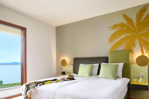 Akrathos Beach Hotelにあるベッド