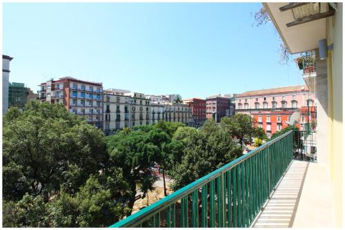 einen Balkon mit Blick auf eine Stadt mit Gebäuden in der Unterkunft Una Notte al Museo in Neapel