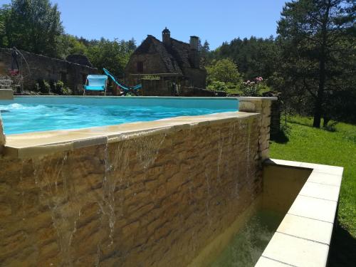 Bazén v ubytování Gîte Les Combes Montignac Lascaux nebo v jeho okolí