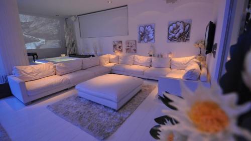 ガリポリにあるSuite White Eleganceのリビングルーム(白いソファ、テーブル付)