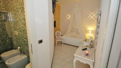 ガリポリにあるSuite White Eleganceのバスルーム(バスタブ、ベッド、シンク付)