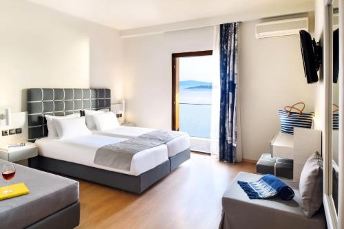 Akrathos Beach Hotelにあるベッド