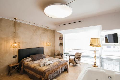 - une chambre avec un lit et une baignoire dans l'établissement La Casa dels Abeuradors, à Gandesa