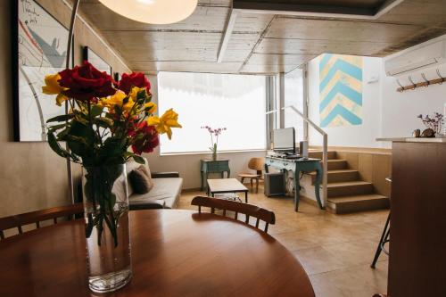 a vase of flowers on a table in a living room at La Casa dels Abeuradors in Gandesa