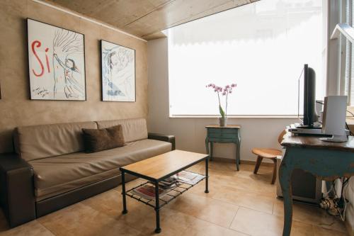 a living room with a couch and a table at La Casa dels Abeuradors in Gandesa