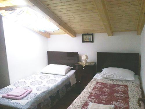 1 Schlafzimmer mit 2 Betten und einem Fenster in der Unterkunft Apartment Anetica in Cres
