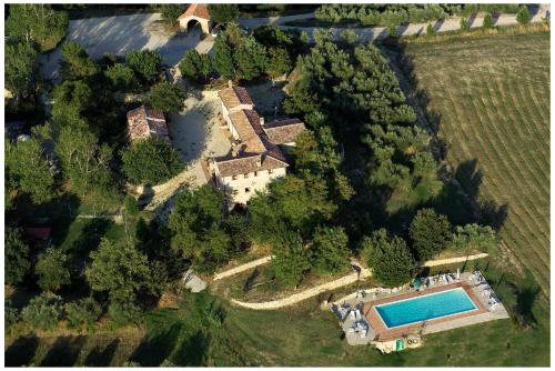vista aerea su una tenuta con piscina di Agriturismo Casale delle Lucrezie a Todi