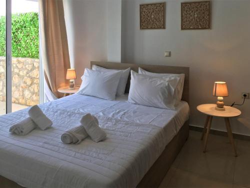 Agios OnoufriosにあるLight Blue Apartmentのベッドルーム1室(タオル付)