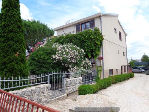 I & S Apartments