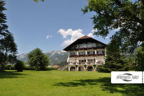 Un gran edificio con un cartel delante. en Aparthotel Fürst, en Windischgarsten