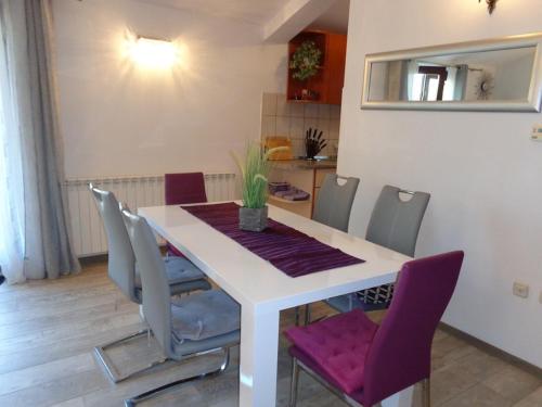 I & S Apartments