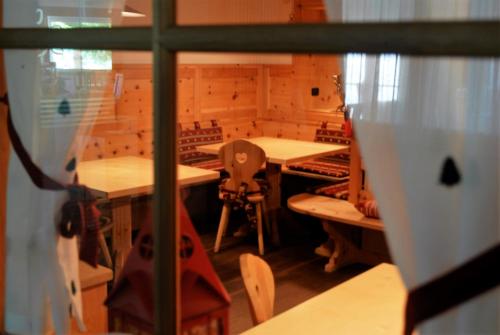 a classroom with tables and chairs and a guitar at Ciasa Alpina Relax Hotel in Moena