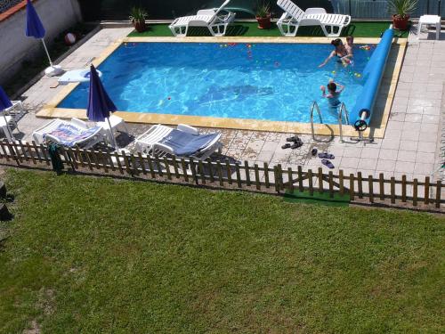 a man is swimming in a swimming pool at Guesthouse Argacho in Stob