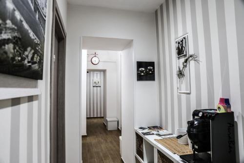 ナポリにあるB&B Caracciolo 109のデスク、壁掛け時計が備わる客室です。