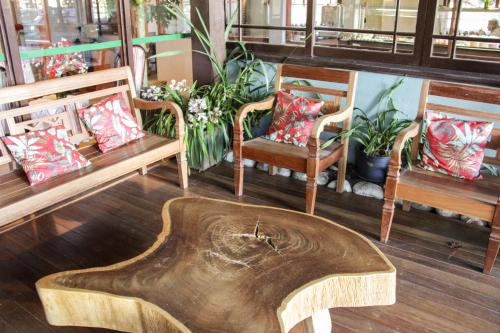 a wooden coffee table in a room with benches at Hotel Aconchego da Serra in Gramado