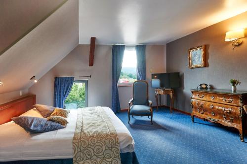 - une chambre avec un lit, une commode et une fenêtre dans l'établissement Parc Hôtel, à Wangenbourg