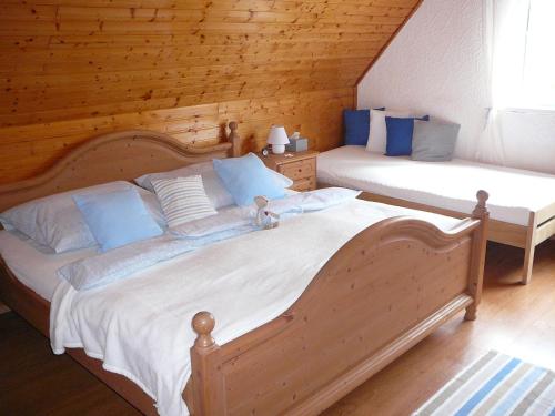 En eller flere senge i et værelse på Chalupa na Kopečku