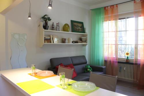 サンレモにあるIntimo e Accoglienteのリビングルーム(テーブル、ソファ付)