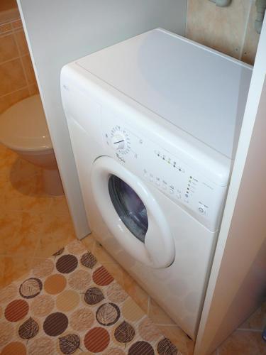 a washing machine in a bathroom with a toilet at Chalupa na Kopečku in Krásná Lípa