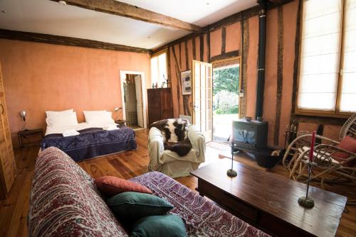 a living room with two beds and a couch at Domaine à Marmande in Berdoues