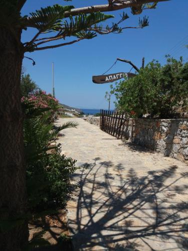 a path leading to a beach with a sign at Apaggio Apartments in Katapola