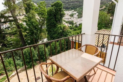 a table and chairs on a balcony with a view at Villa Turística de Cazorla in Cazorla