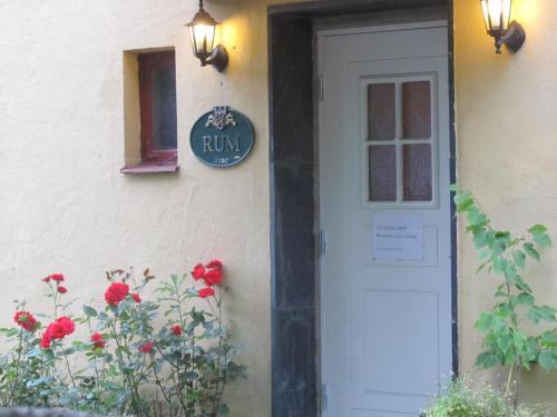 a sign on the side of a house with a door at Kågeröds Värdshus Tre Stjärnor in Kågeröd