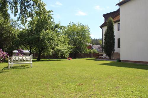 Κήπος έξω από το Villa Neubad