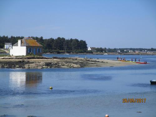 a group of people on an island in a body of water at Ty Cado in Belz