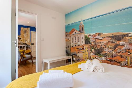 リスボンにあるALTIDO Sao Bento Delightの市街の壁画が壁に描かれたベッドルーム1室