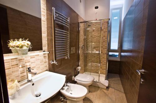 Un baño con inodoro, lavabo y ducha. en Nice Rome Holiday, en Roma