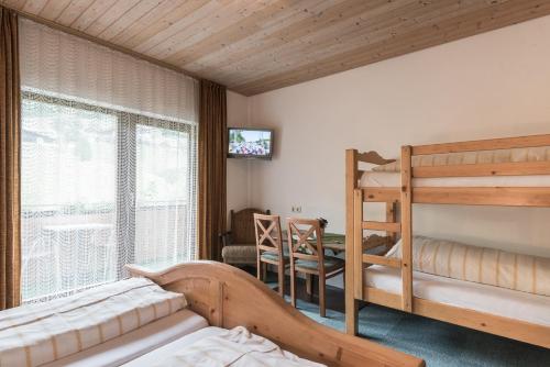 A bed or beds in a room at Pension Bäuerle