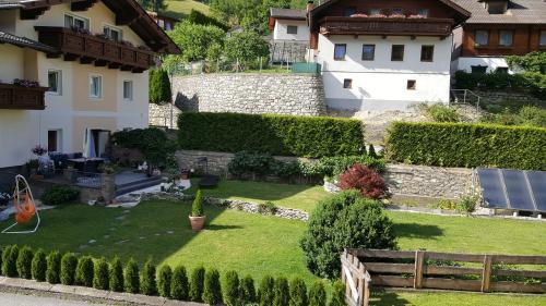an image of a garden in front of a house at Apartmenthaus Kometerhof in Flattach