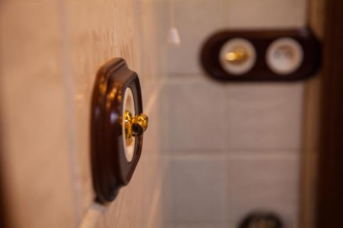 a bronze door knob on a bathroom door at El Balcon de Los Sueños in Trevejo