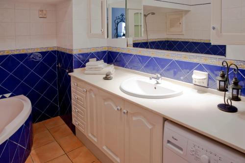 A bathroom at Beachfront apartment in paradise