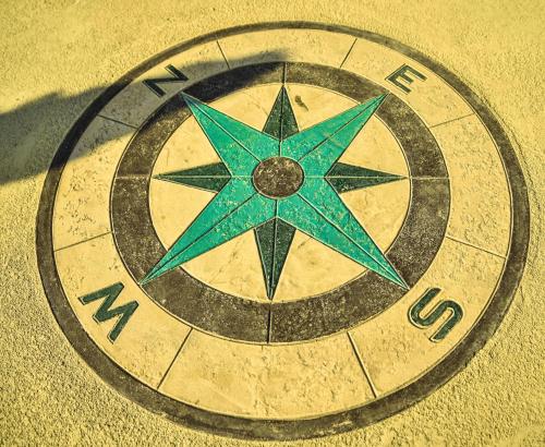 a clock in the sand with a star on it at Casa Budisteanu in Focşani