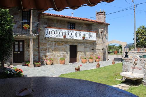 Taman di luar Casa Raúl Lires