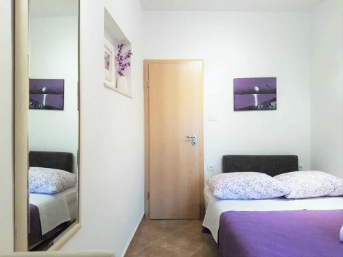 1 dormitorio con espejo junto a la cama en Room Ivana with private bathroom - Center of Split, en Split