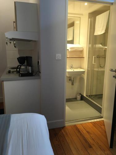 a small bathroom with a shower and a sink at La Villa Esponda in Saint-Jean-Pied-de-Port