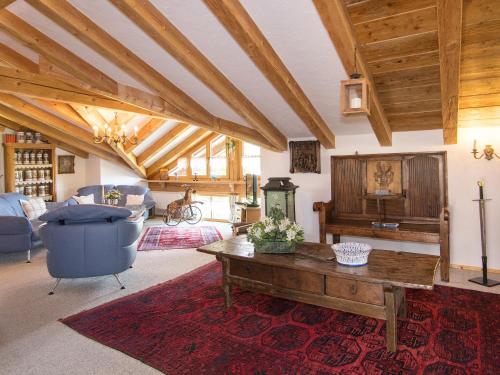 a living room with a table and a couch at Ferienwohnungen Blos in Grassau