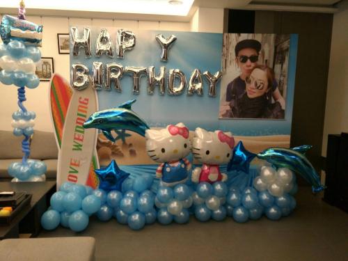 a happy anniversary party with a balloon garland and a happy birthday sign at 巴黎Villa 主題派對K歌 BBQ 麻將包棟 in Luodong