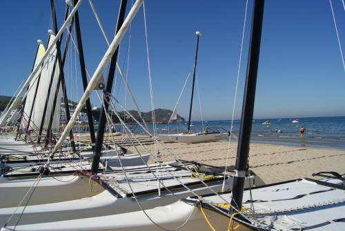 a group of sailboats on a beach with the ocean at Appartement Miradorgolf in Cabo Negro