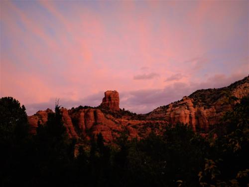 a view of a mountain with a pink sky at Harmony House Homestay in Sedona