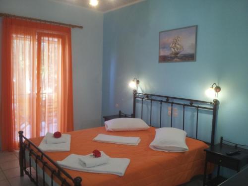 a bedroom with a bed with two towels on it at Kaspy Country Houses in Lygia